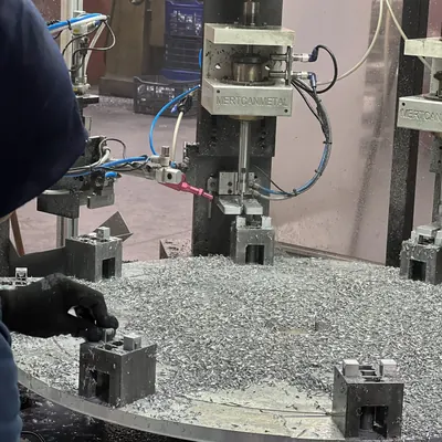 Teile an einer Presse in der Werkstatt